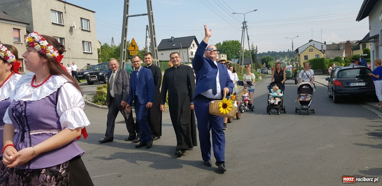 Zdjęcie w galerii na portalu naszraciborz.pl: Owsiszcze. Po korowodzie czas na ćwiczenia wiadomości z regionu