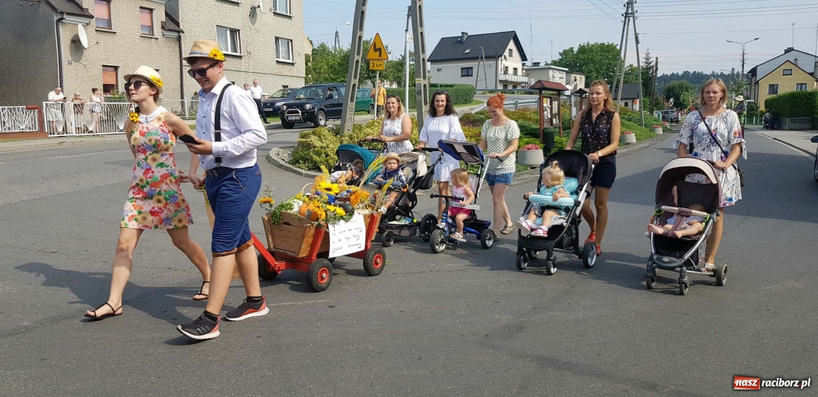 Zdjęcie w galerii na portalu naszraciborz.pl: Owsiszcze. Po korowodzie czas na ćwiczenia wiadomości z regionu