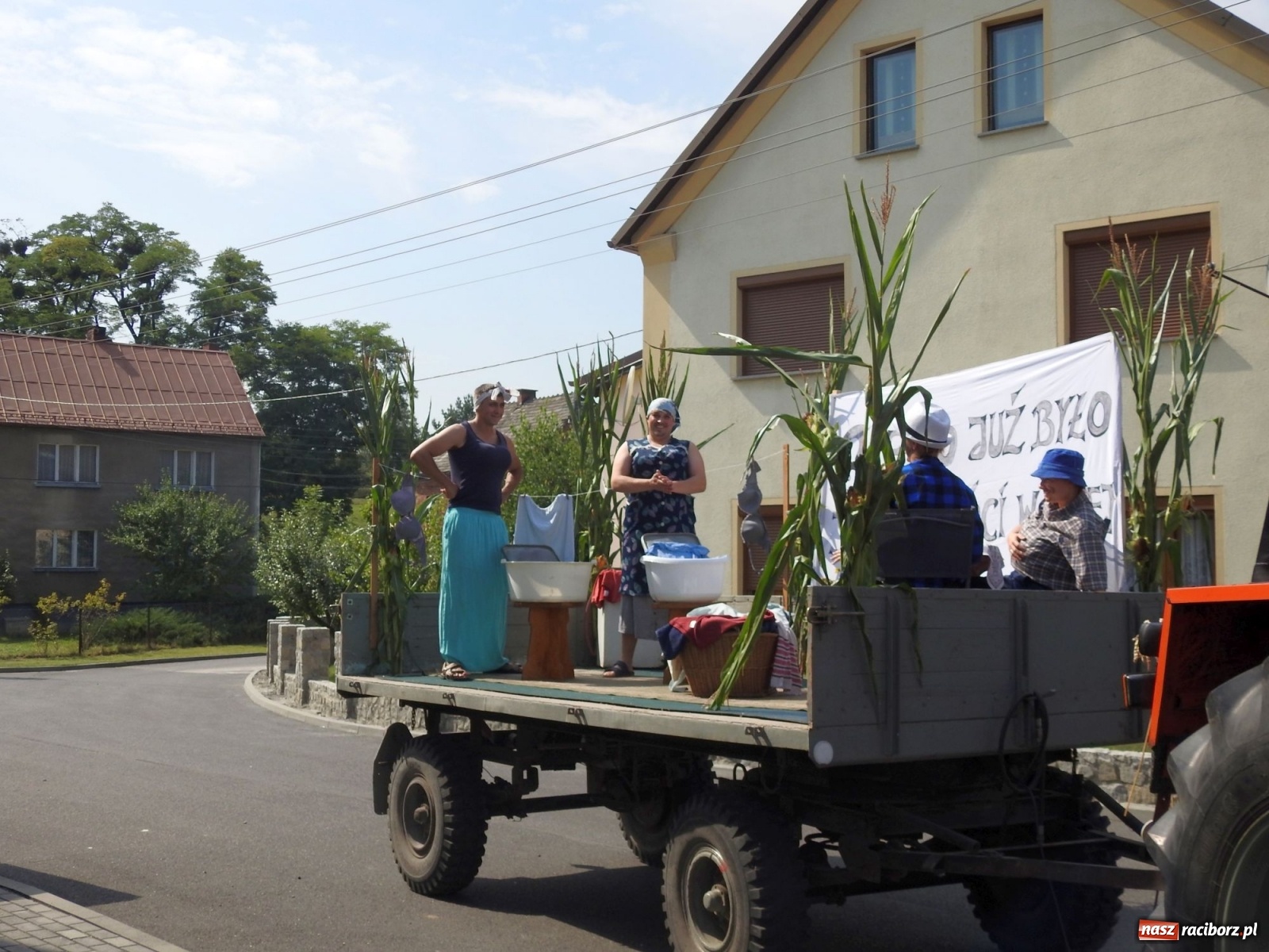 Zdjęcie w galerii na portalu naszraciborz.pl: Owsiszcze. Po korowodzie czas na ćwiczenia wiadomości z regionu