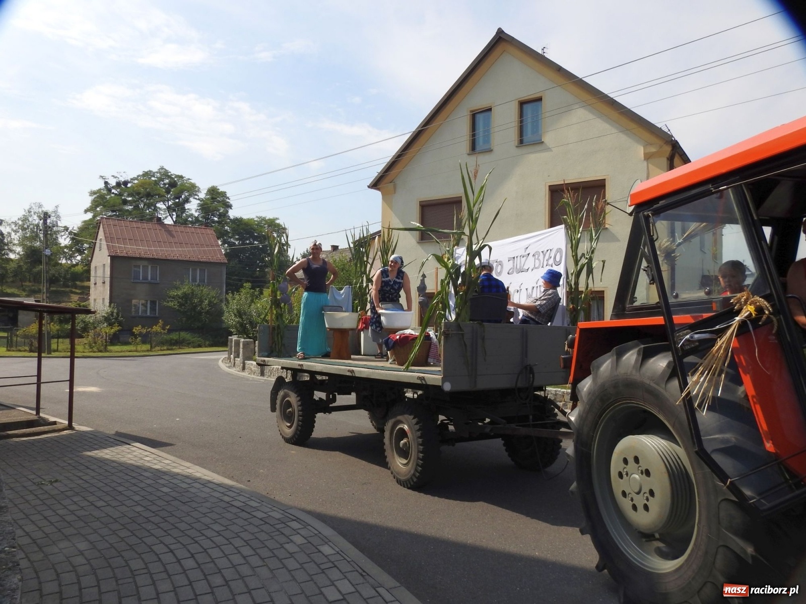 Zdjęcie w galerii na portalu naszraciborz.pl: Owsiszcze. Po korowodzie czas na ćwiczenia wiadomości z regionu