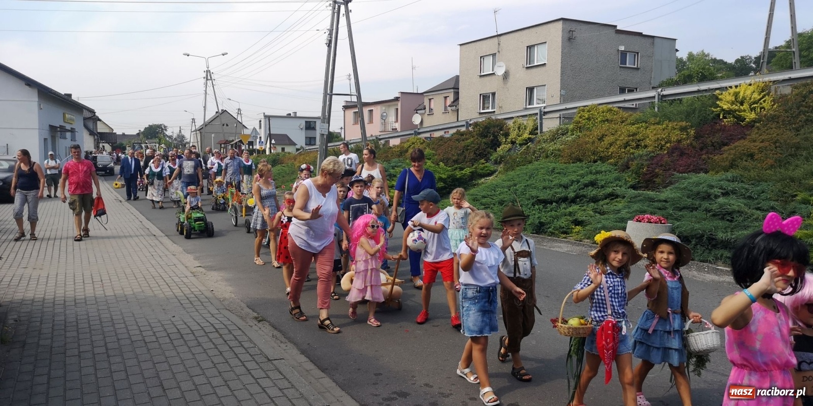 Zdjęcie w galerii na portalu naszraciborz.pl: Owsiszcze. Po korowodzie czas na ćwiczenia wiadomości z regionu