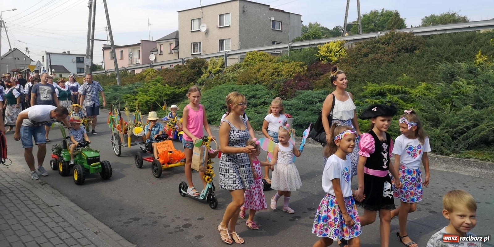 Zdjęcie w galerii na portalu naszraciborz.pl: Owsiszcze. Po korowodzie czas na ćwiczenia wiadomości z regionu