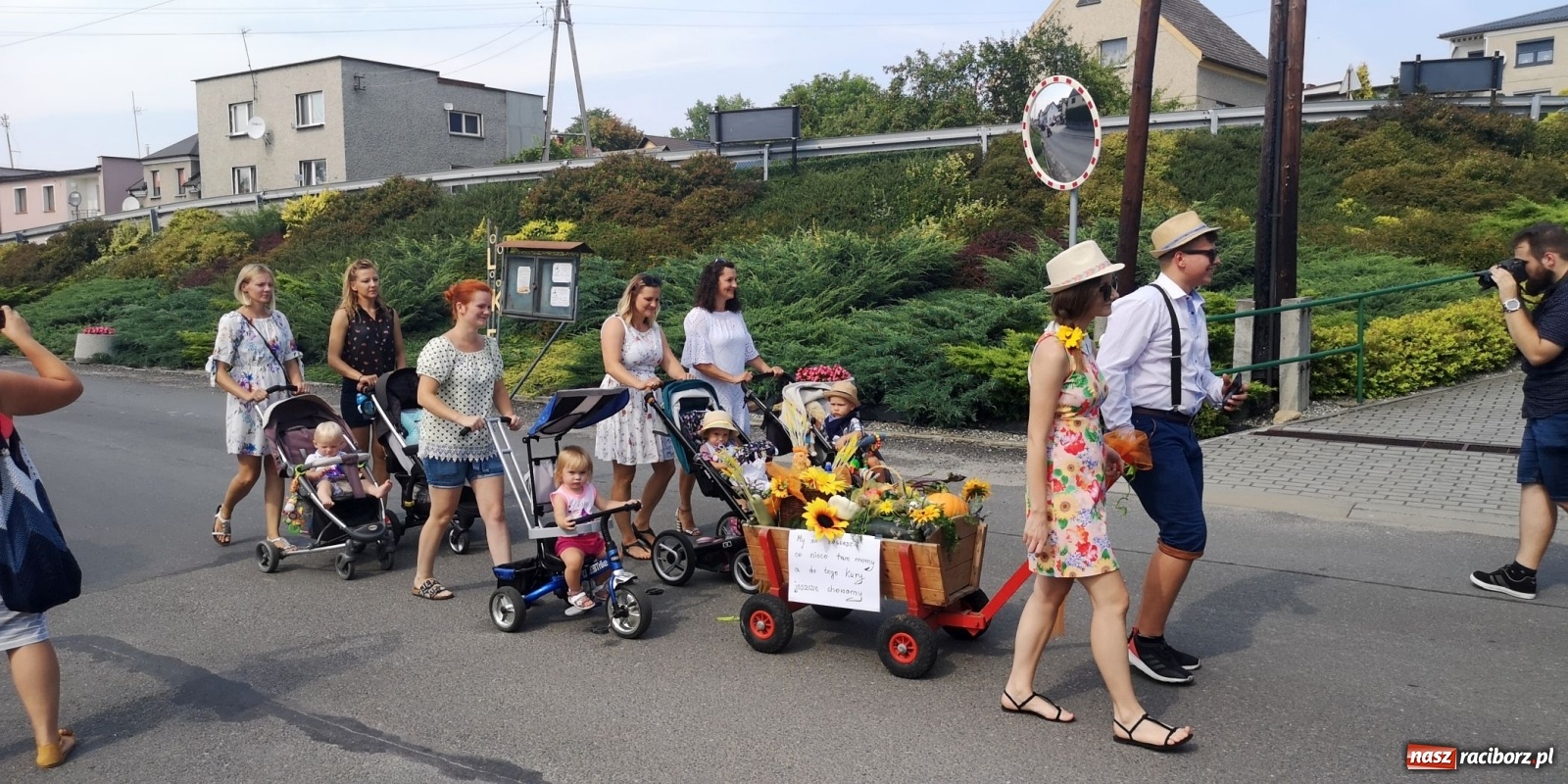 Zdjęcie w galerii na portalu naszraciborz.pl: Owsiszcze. Po korowodzie czas na ćwiczenia wiadomości z regionu