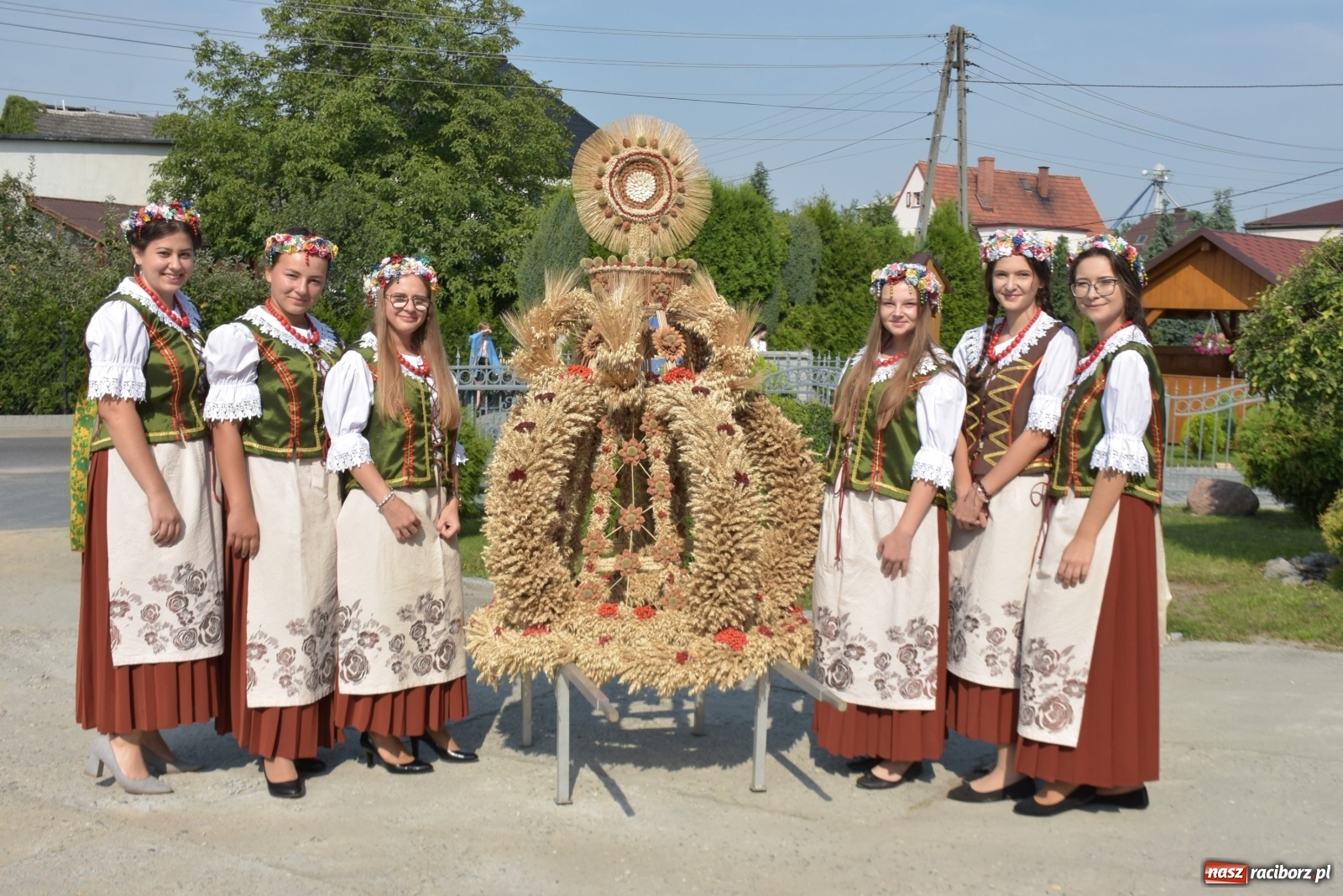 Zdjęcie w galerii na portalu naszraciborz.pl: Piękne panny z koroną żniwną. Dożynki w Krzyżanowicach wiadomości z regionu