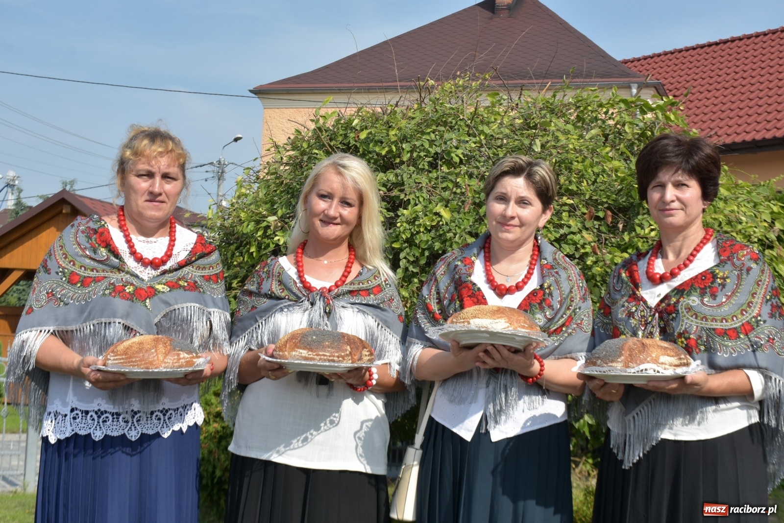 Zdjęcie w galerii na portalu naszraciborz.pl: Piękne panny z koroną żniwną. Dożynki w Krzyżanowicach wiadomości z regionu