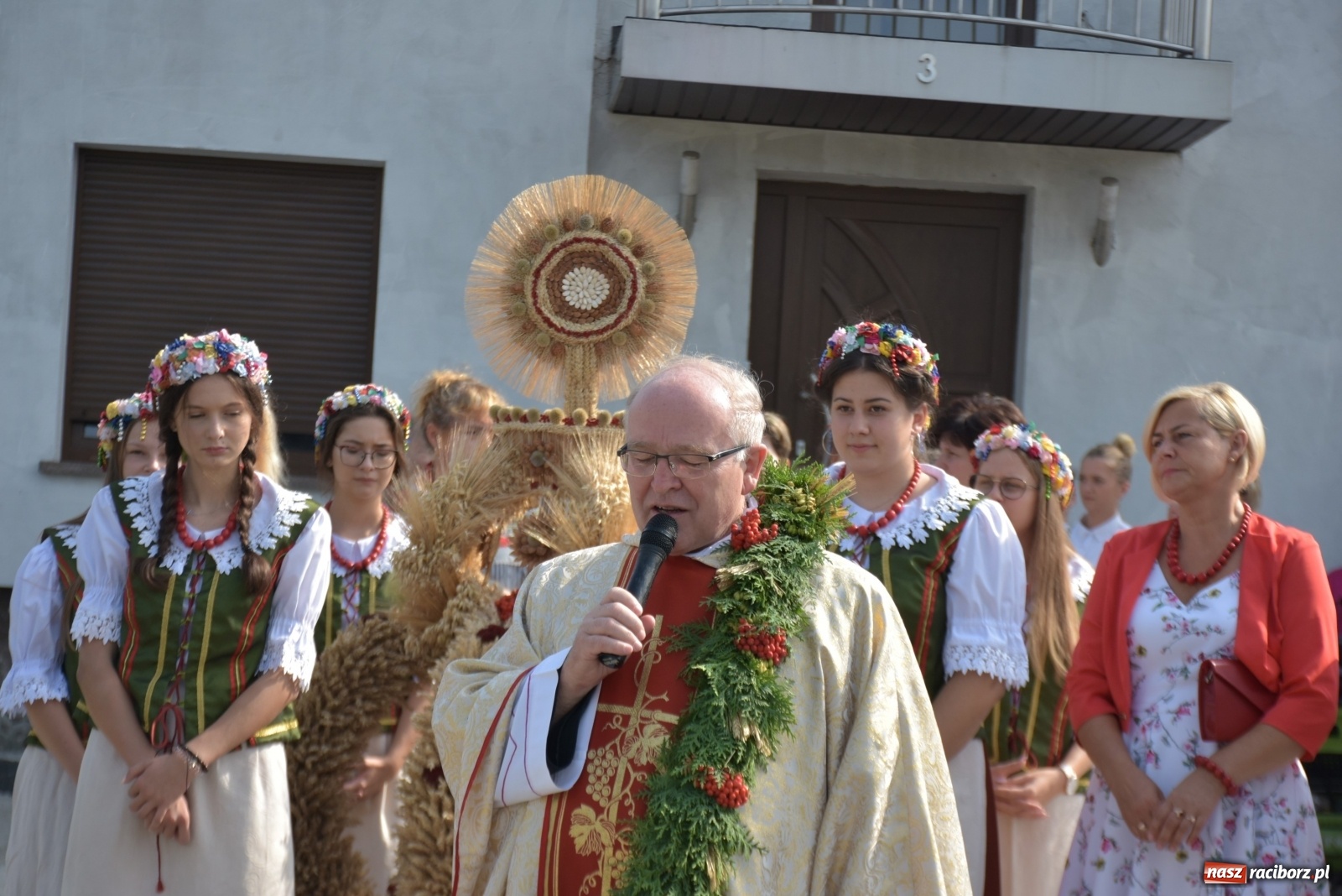 Zdjęcie w galerii na portalu naszraciborz.pl: Piękne panny z koroną żniwną. Dożynki w Krzyżanowicach wiadomości z regionu