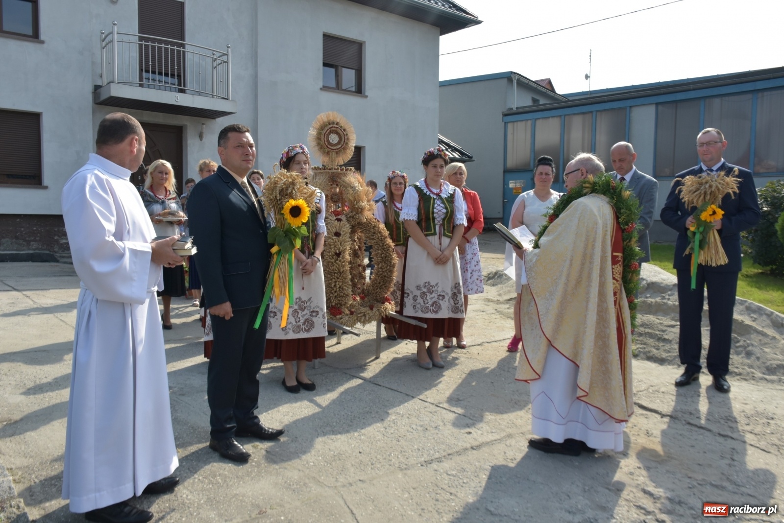 Zdjęcie w galerii na portalu naszraciborz.pl: Piękne panny z koroną żniwną. Dożynki w Krzyżanowicach wiadomości z regionu
