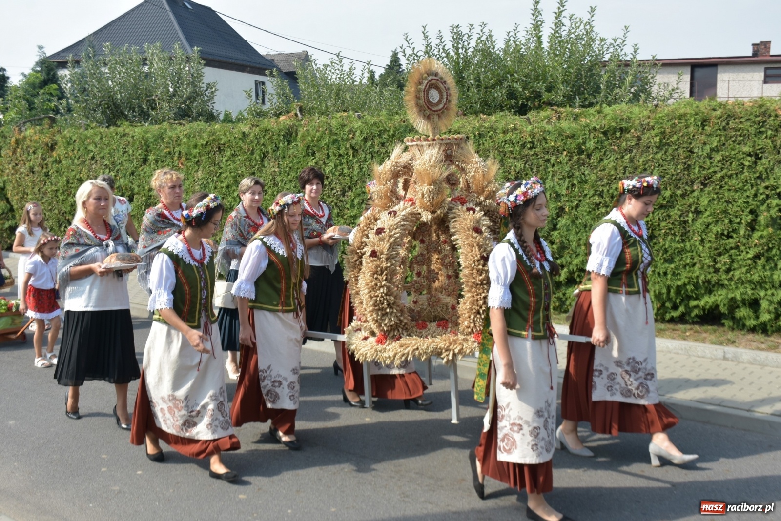 Zdjęcie w galerii na portalu naszraciborz.pl: Piękne panny z koroną żniwną. Dożynki w Krzyżanowicach wiadomości z regionu