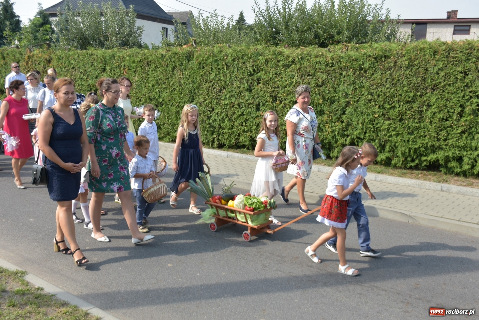 Zdjęcie w galerii na portalu naszraciborz.pl: Piękne panny z koroną żniwną. Dożynki w Krzyżanowicach wiadomości z regionu
