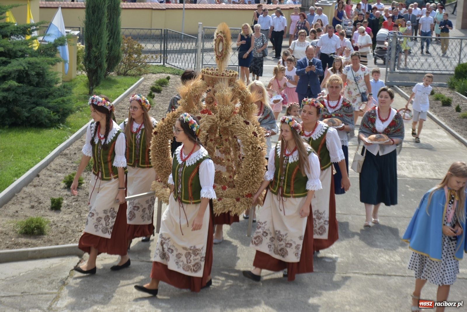 Zdjęcie w galerii na portalu naszraciborz.pl: Piękne panny z koroną żniwną. Dożynki w Krzyżanowicach wiadomości z regionu