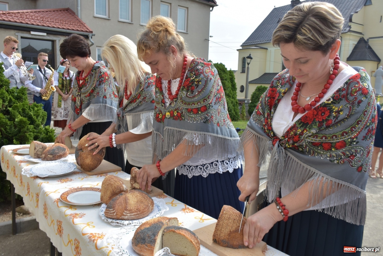 Zdjęcie w galerii na portalu naszraciborz.pl: Piękne panny z koroną żniwną. Dożynki w Krzyżanowicach wiadomości z regionu