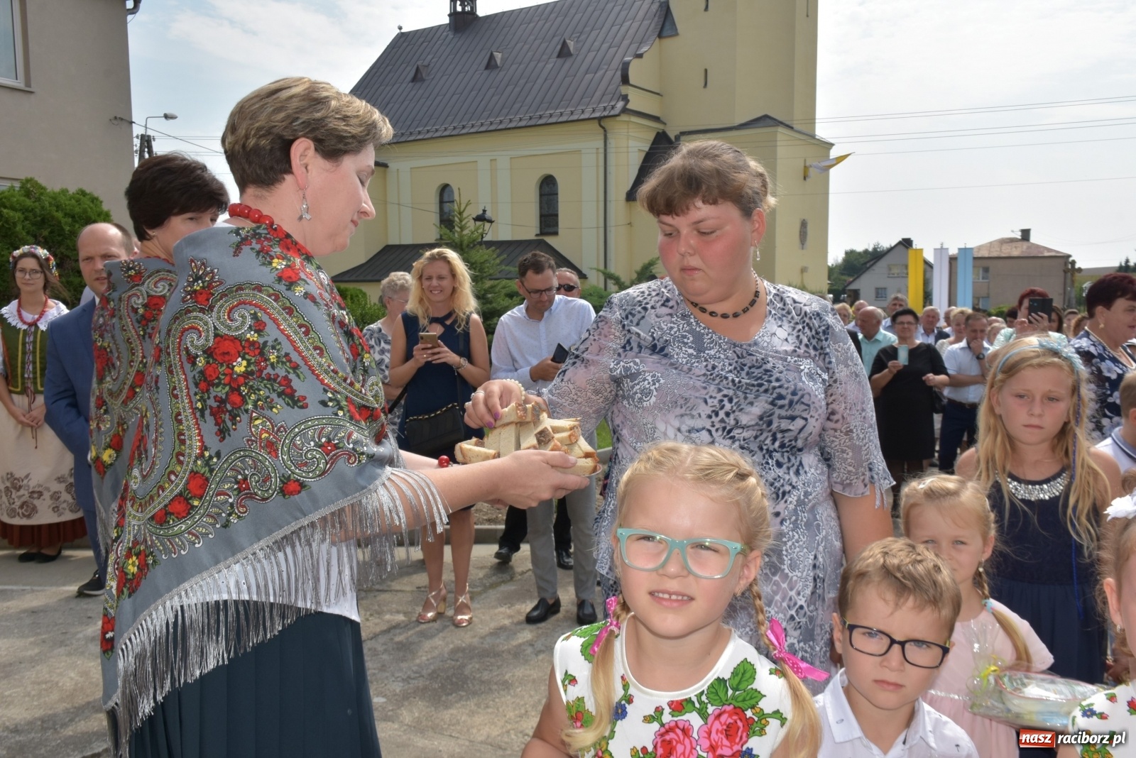Zdjęcie w galerii na portalu naszraciborz.pl: Piękne panny z koroną żniwną. Dożynki w Krzyżanowicach wiadomości z regionu