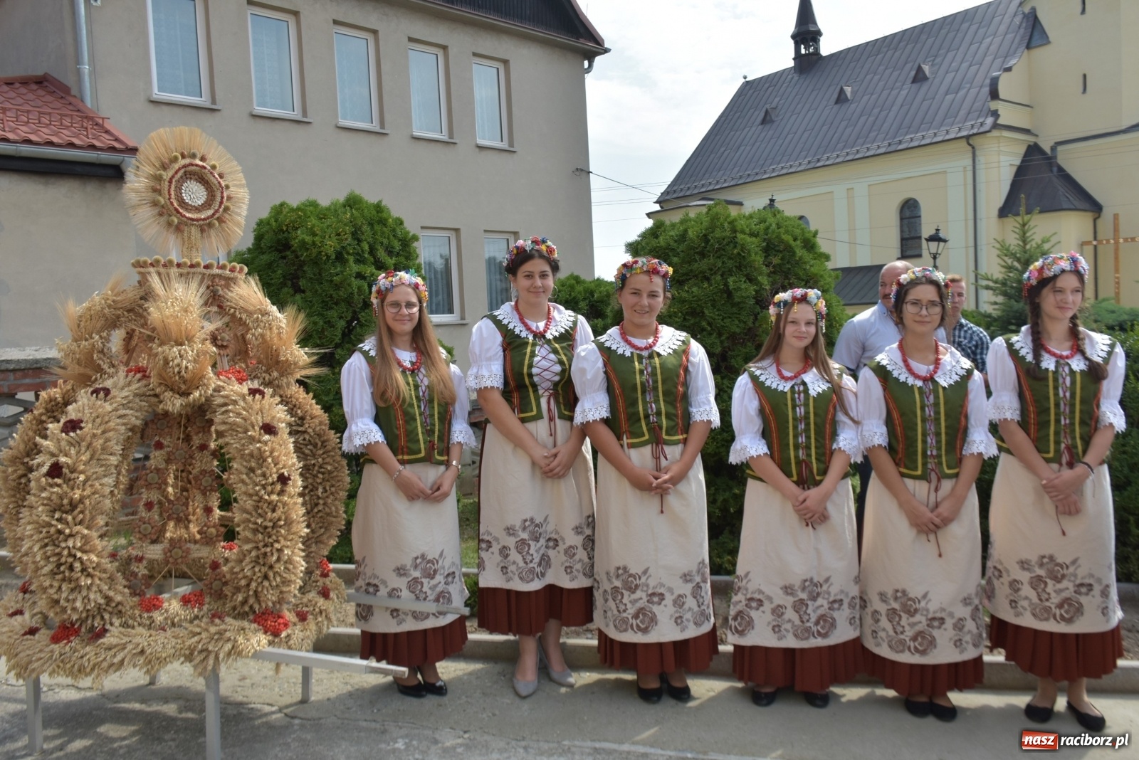 Zdjęcie w galerii na portalu naszraciborz.pl: Piękne panny z koroną żniwną. Dożynki w Krzyżanowicach wiadomości z regionu