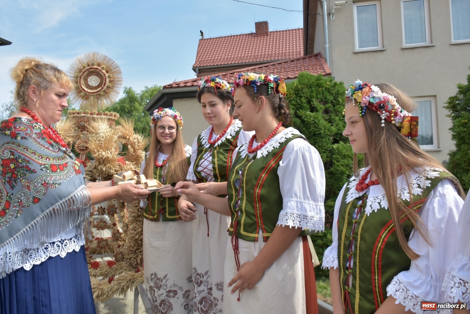 Zdjęcie w galerii na portalu naszraciborz.pl: Piękne panny z koroną żniwną. Dożynki w Krzyżanowicach wiadomości z regionu