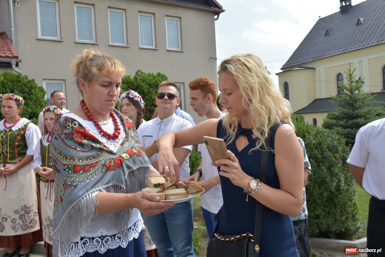 Zdjęcie w galerii na portalu naszraciborz.pl: Piękne panny z koroną żniwną. Dożynki w Krzyżanowicach wiadomości z regionu