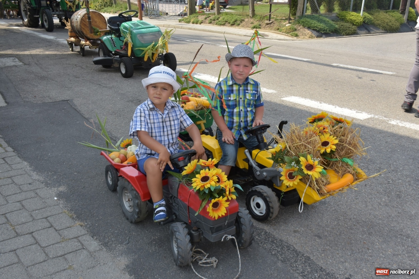 Zdjęcie w galerii na portalu naszraciborz.pl: Piękne panny z koroną żniwną. Dożynki w Krzyżanowicach wiadomości z regionu