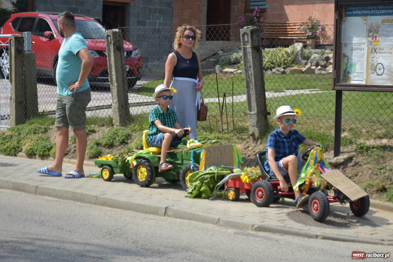 Zdjęcie w galerii na portalu naszraciborz.pl: Piękne panny z koroną żniwną. Dożynki w Krzyżanowicach wiadomości z regionu