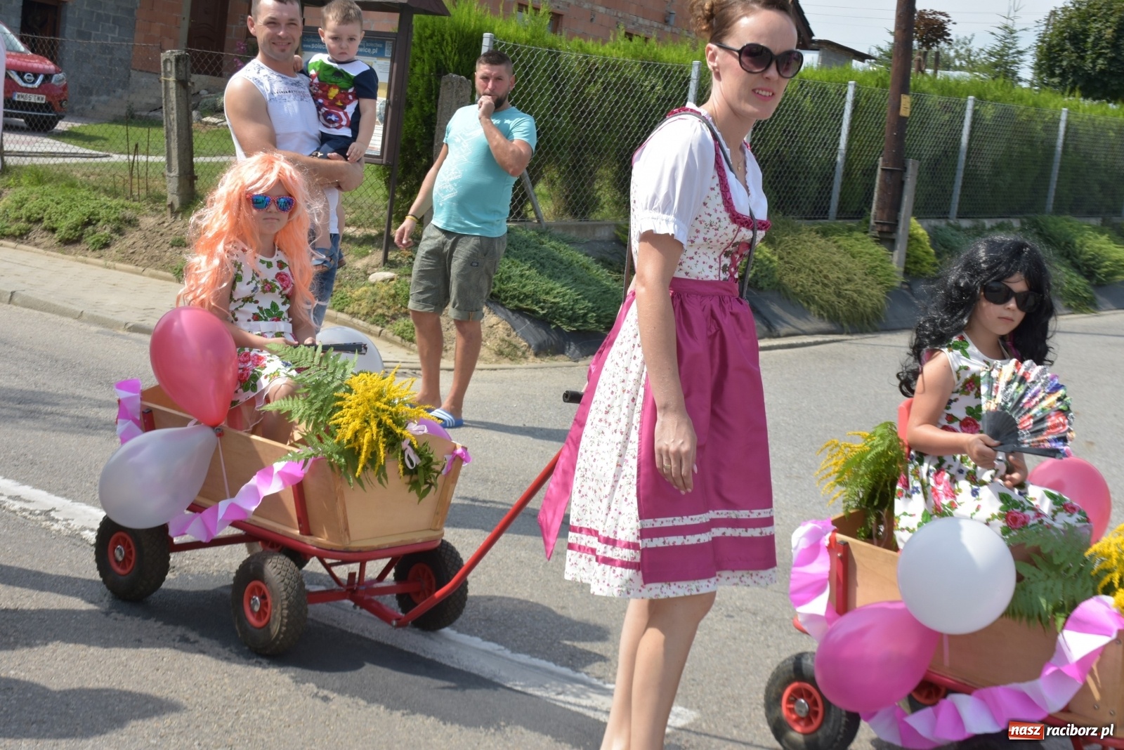 Zdjęcie w galerii na portalu naszraciborz.pl: Piękne panny z koroną żniwną. Dożynki w Krzyżanowicach wiadomości z regionu