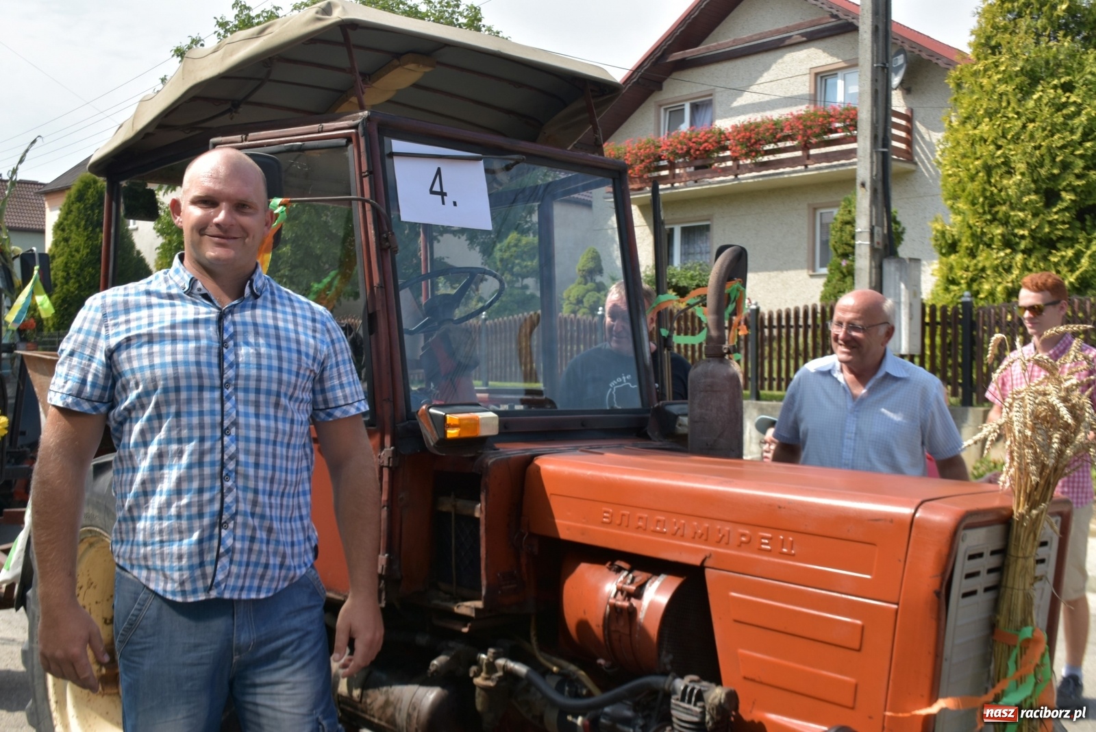 Zdjęcie w galerii na portalu naszraciborz.pl: Piękne panny z koroną żniwną. Dożynki w Krzyżanowicach wiadomości z regionu