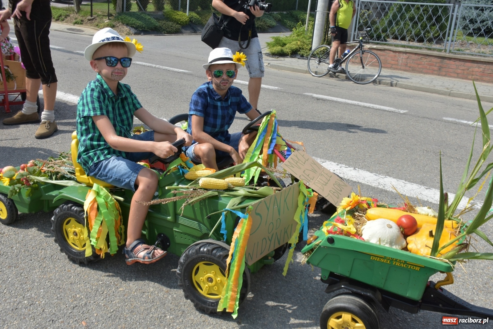 Zdjęcie w galerii na portalu naszraciborz.pl: Piękne panny z koroną żniwną. Dożynki w Krzyżanowicach wiadomości z regionu