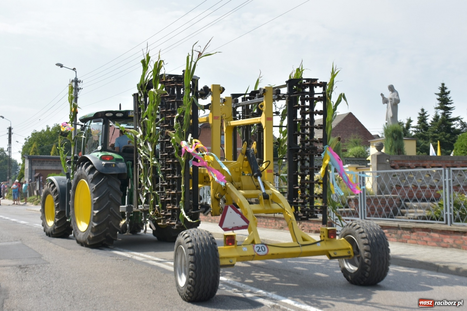 Zdjęcie w galerii na portalu naszraciborz.pl: Piękne panny z koroną żniwną. Dożynki w Krzyżanowicach wiadomości z regionu