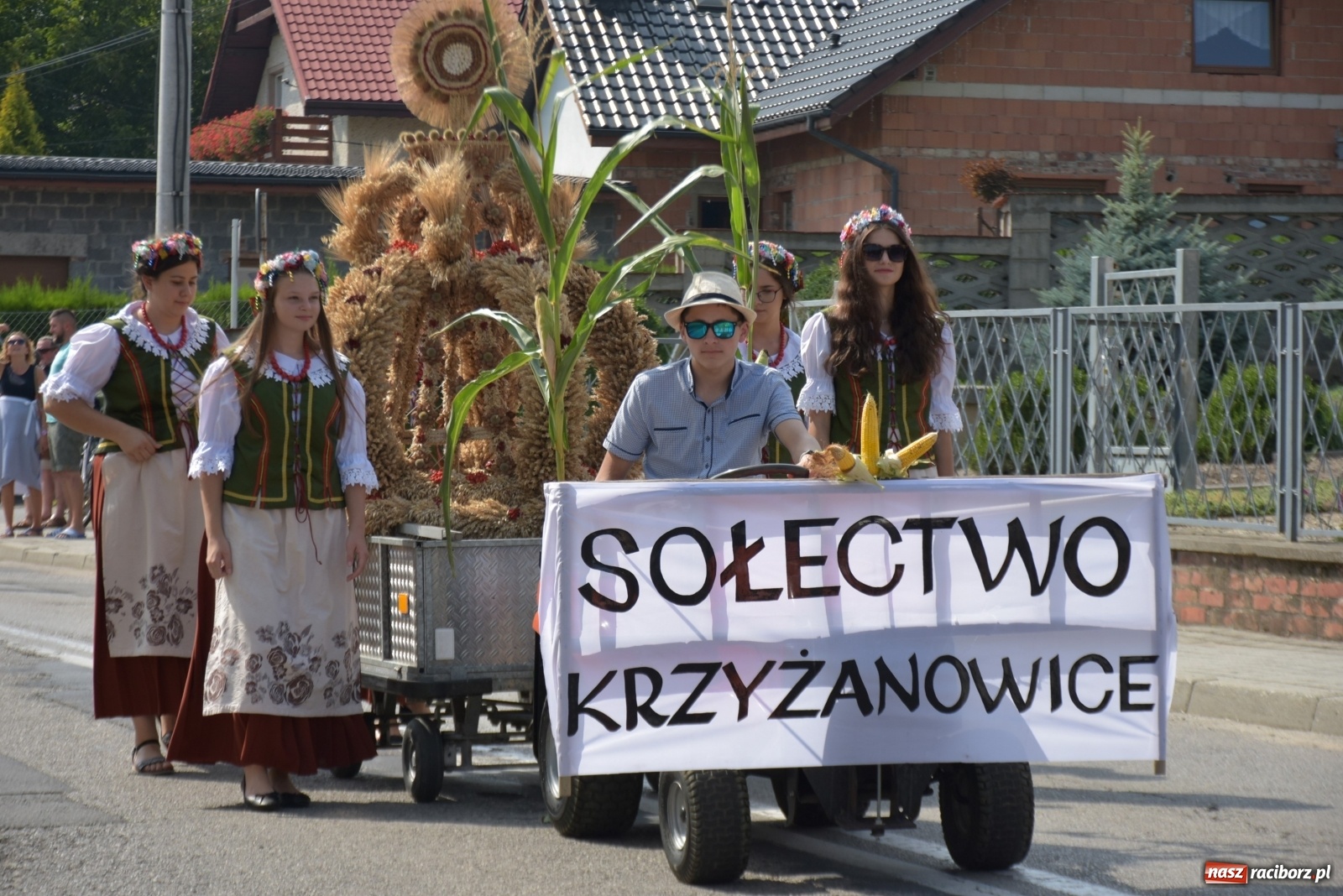 Zdjęcie w galerii na portalu naszraciborz.pl: Piękne panny z koroną żniwną. Dożynki w Krzyżanowicach wiadomości z regionu