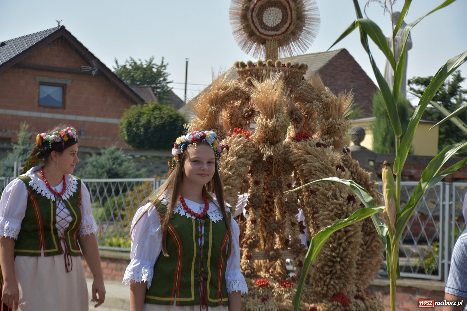 Zdjęcie w galerii na portalu naszraciborz.pl: Piękne panny z koroną żniwną. Dożynki w Krzyżanowicach wiadomości z regionu