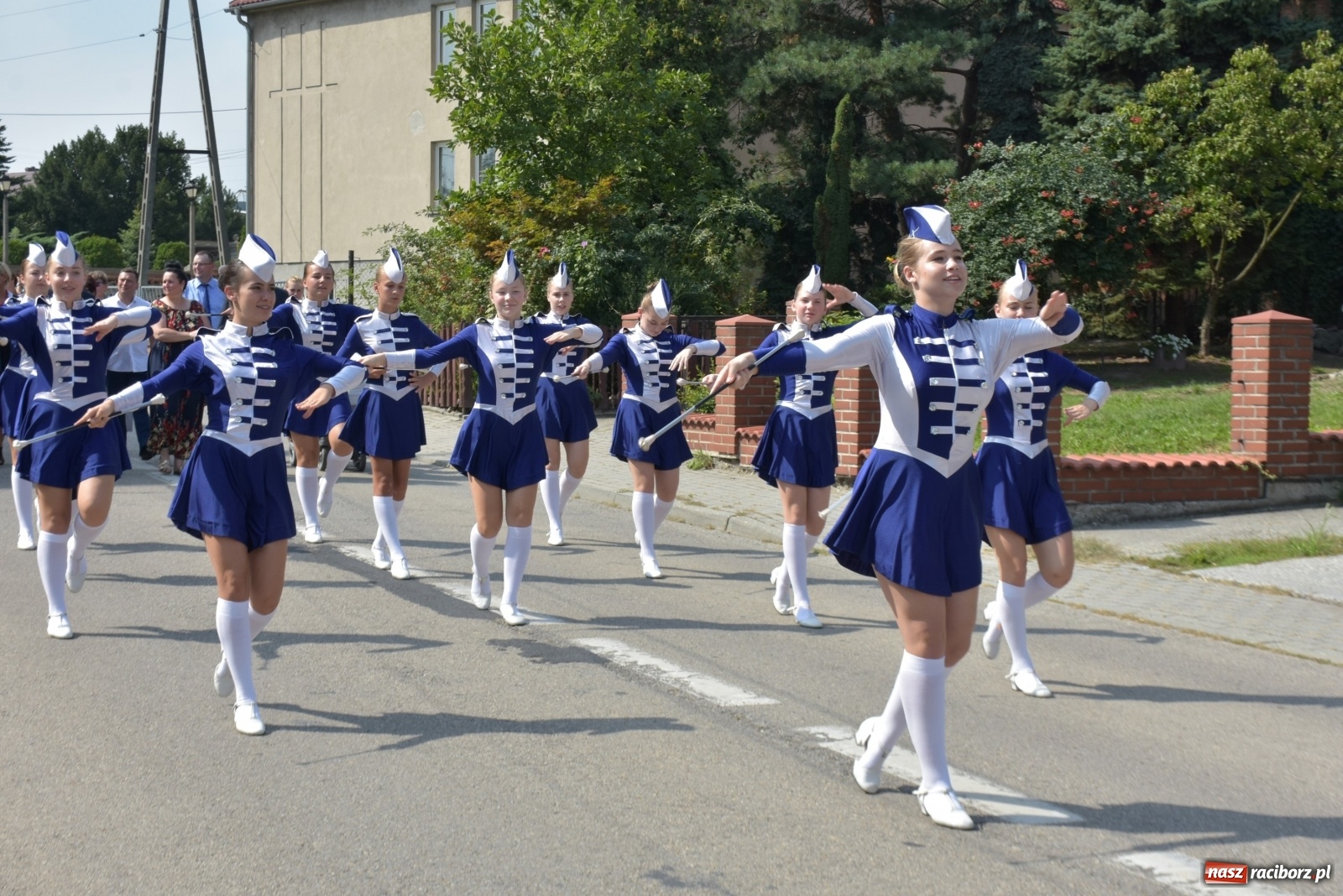 Zdjęcie w galerii na portalu naszraciborz.pl: Piękne panny z koroną żniwną. Dożynki w Krzyżanowicach wiadomości z regionu
