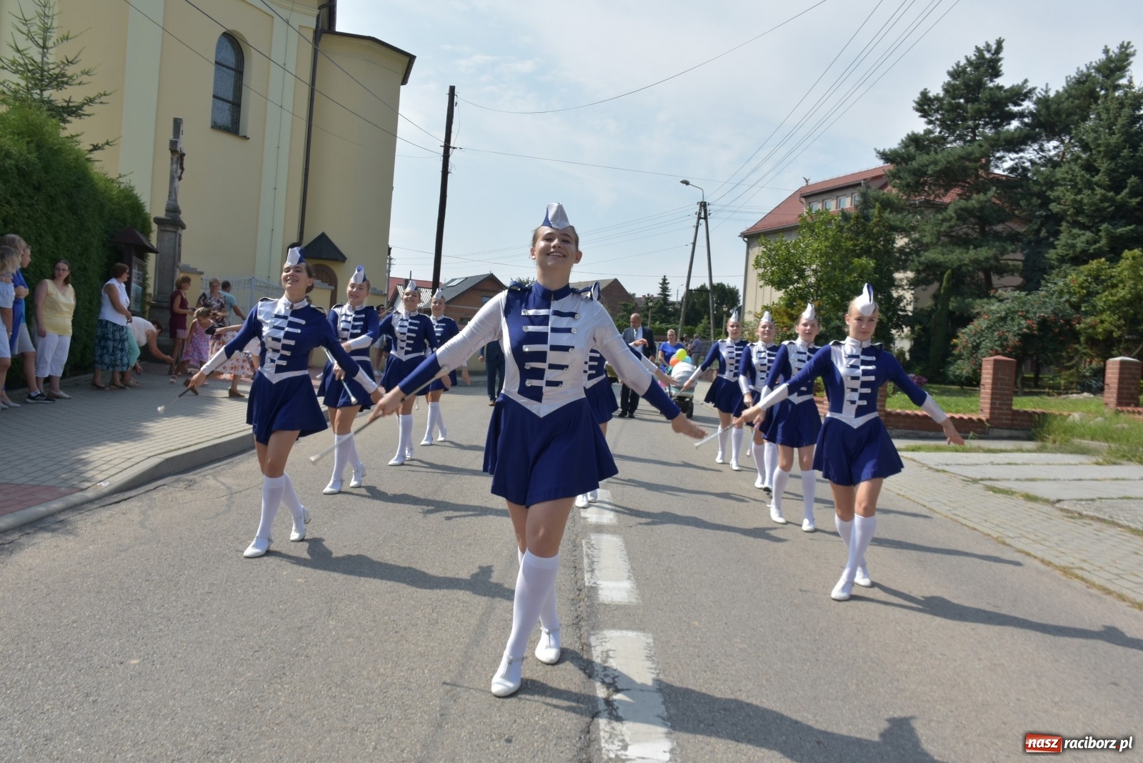 Zdjęcie w galerii na portalu naszraciborz.pl: Piękne panny z koroną żniwną. Dożynki w Krzyżanowicach wiadomości z regionu