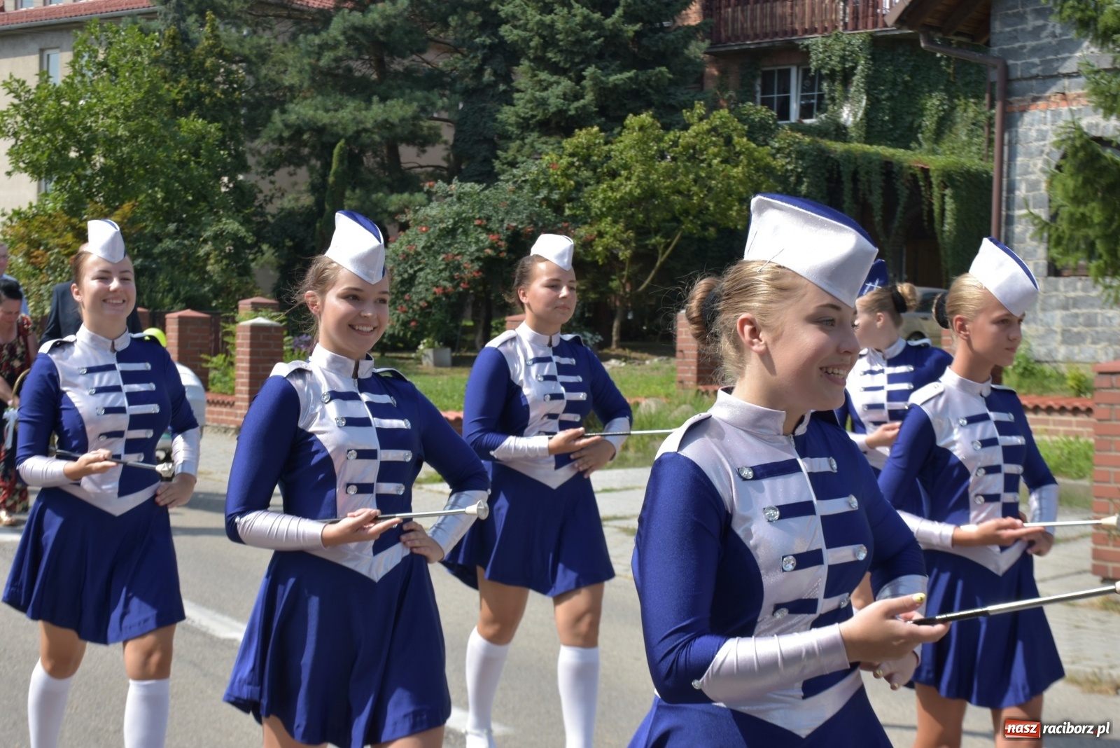 Zdjęcie w galerii na portalu naszraciborz.pl: Piękne panny z koroną żniwną. Dożynki w Krzyżanowicach wiadomości z regionu