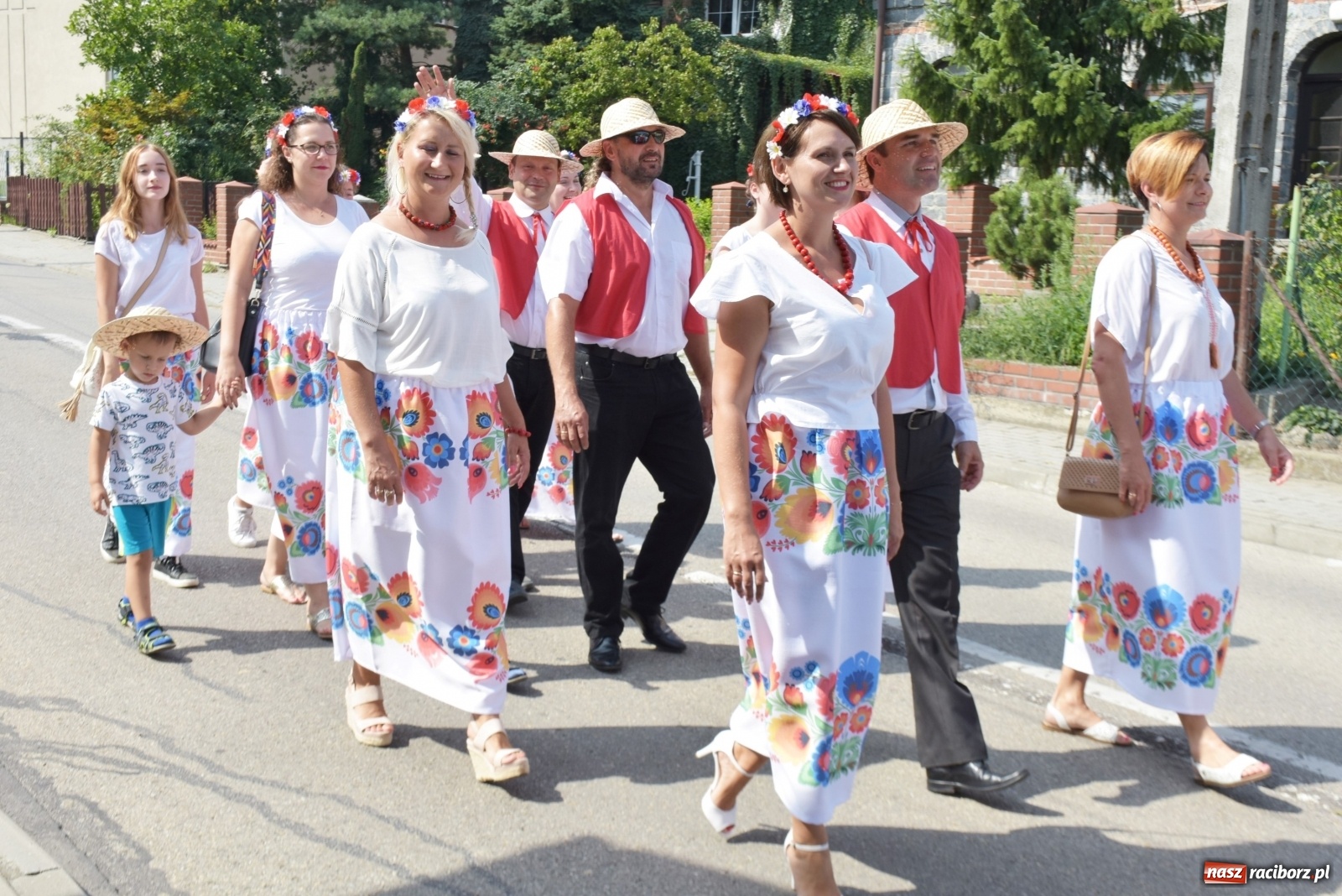 Zdjęcie w galerii na portalu naszraciborz.pl: Piękne panny z koroną żniwną. Dożynki w Krzyżanowicach wiadomości z regionu