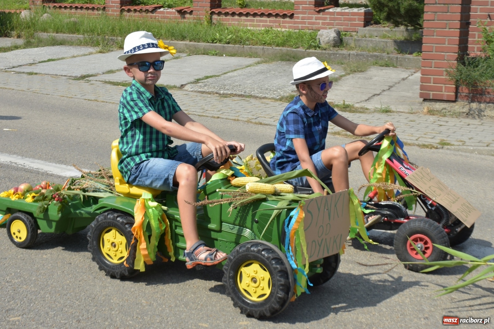 Zdjęcie w galerii na portalu naszraciborz.pl: Piękne panny z koroną żniwną. Dożynki w Krzyżanowicach wiadomości z regionu
