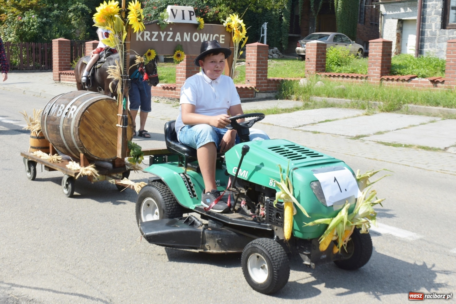 Zdjęcie w galerii na portalu naszraciborz.pl: Piękne panny z koroną żniwną. Dożynki w Krzyżanowicach wiadomości z regionu