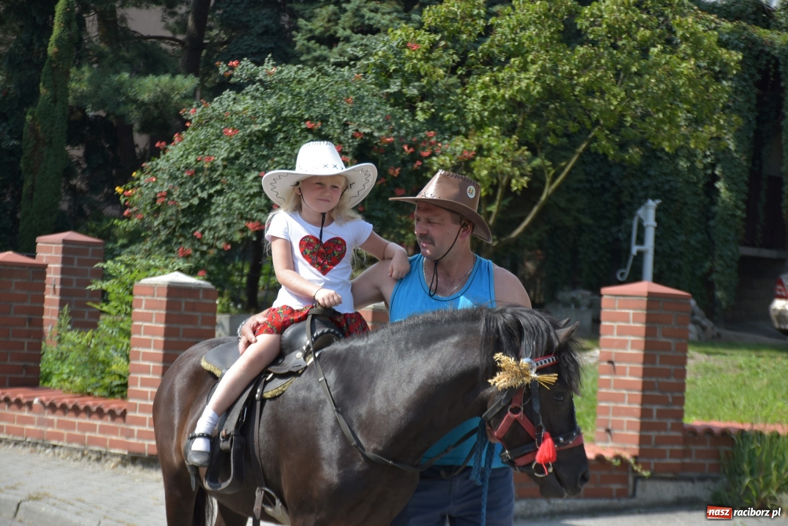 Zdjęcie w galerii na portalu naszraciborz.pl: Piękne panny z koroną żniwną. Dożynki w Krzyżanowicach wiadomości z regionu