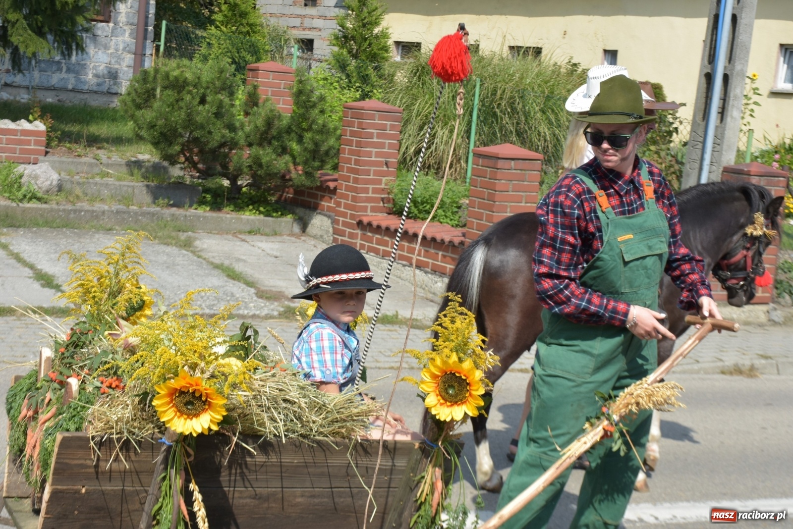 Zdjęcie w galerii na portalu naszraciborz.pl: Piękne panny z koroną żniwną. Dożynki w Krzyżanowicach wiadomości z regionu
