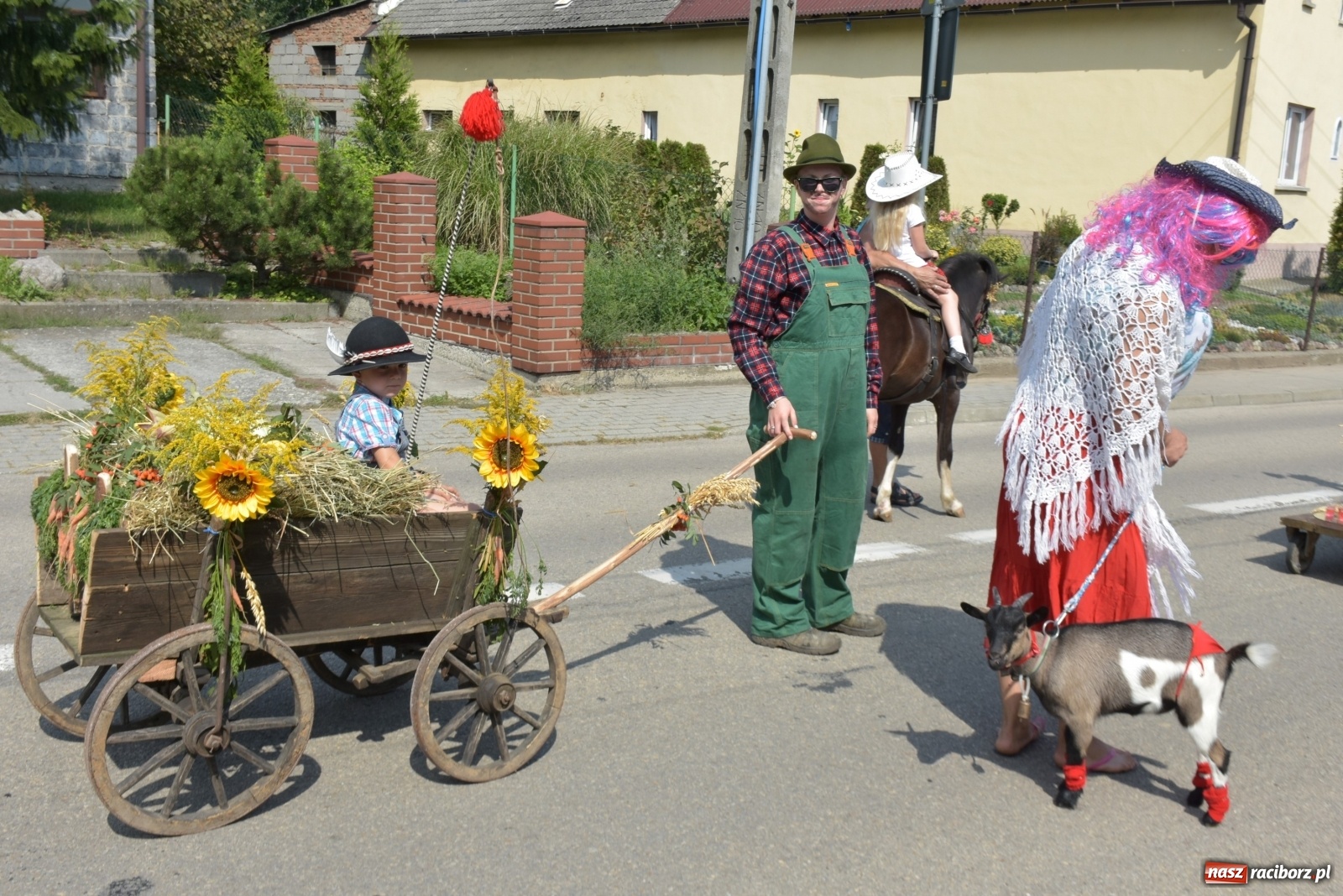 Zdjęcie w galerii na portalu naszraciborz.pl: Piękne panny z koroną żniwną. Dożynki w Krzyżanowicach wiadomości z regionu