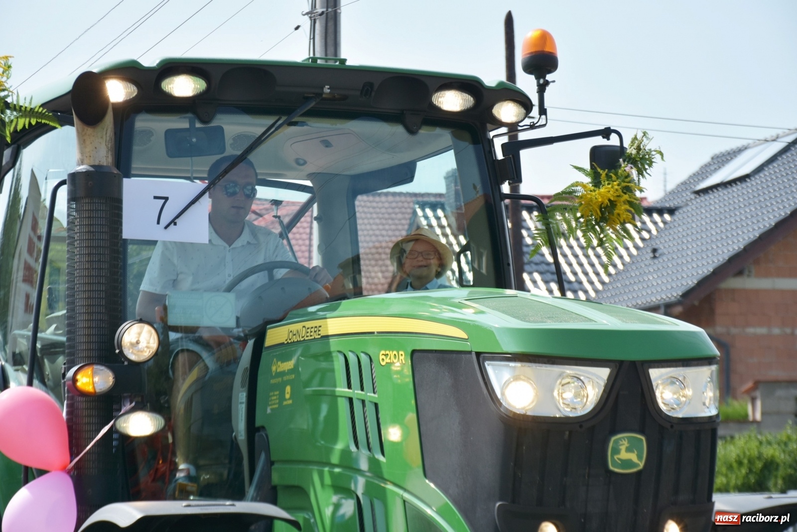 Zdjęcie w galerii na portalu naszraciborz.pl: Piękne panny z koroną żniwną. Dożynki w Krzyżanowicach wiadomości z regionu
