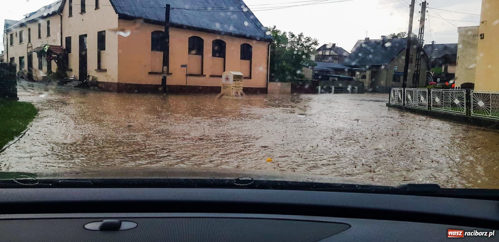 Zdjęcie w galerii na portalu naszraciborz.pl: Burza nad gminą Krzanowice. Podtopienia w Borucinie [FOTO] wiadomości z regionu