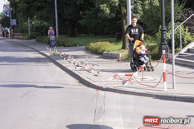 Zdjęcie w galerii na portalu naszraciborz.pl: Pijany kierowca skasował słupki wiadomości z regionu