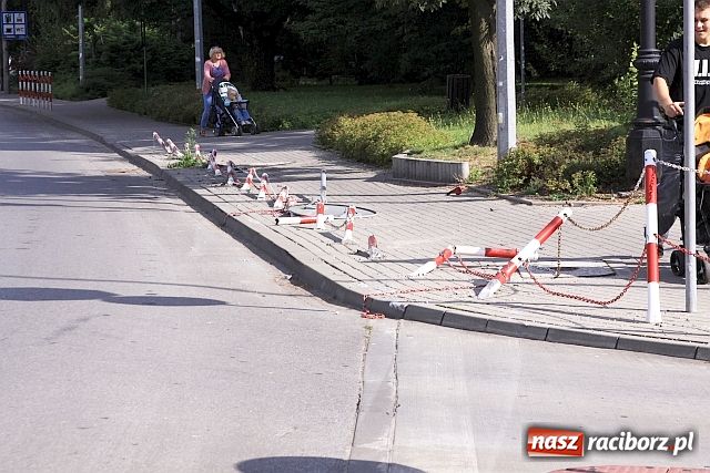 Zdjęcie w galerii na portalu naszraciborz.pl: Pijany kierowca skasował słupki wiadomości z regionu