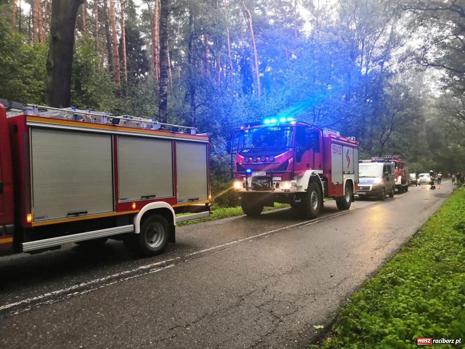 Zdjęcie w galerii na portalu naszraciborz.pl: Raport 998. Dachowanie i walka ze skutkami ulewy, czyli poniedziałek raciborskich strażaków wiadomości z regionu