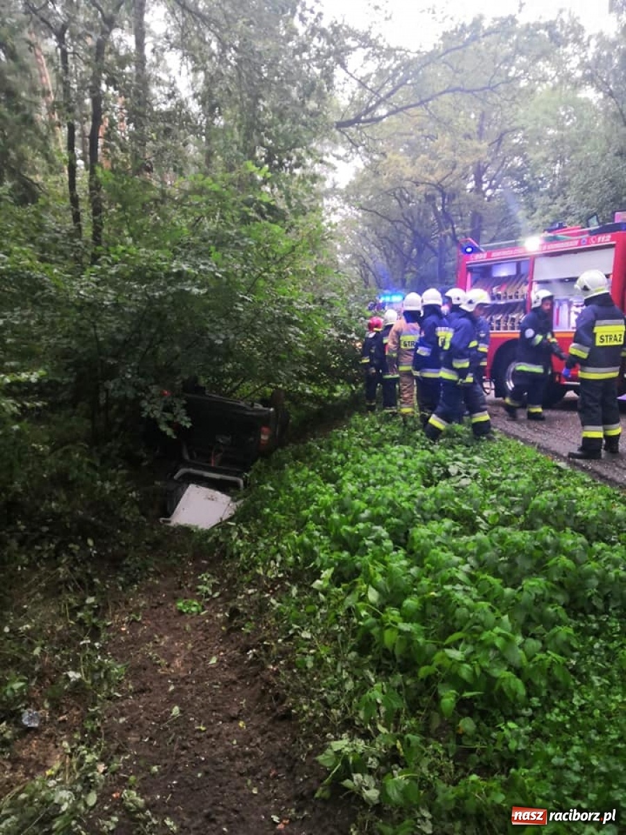 Zdjęcie w galerii na portalu naszraciborz.pl: Raport 998. Dachowanie i walka ze skutkami ulewy, czyli poniedziałek raciborskich strażaków wiadomości z regionu