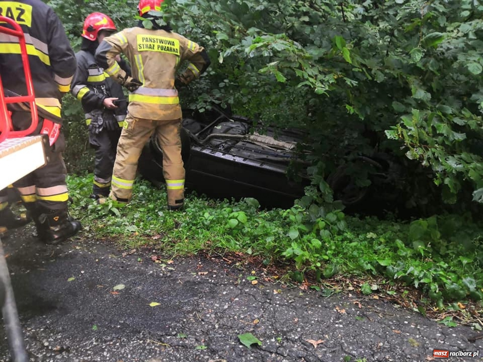 Zdjęcie w galerii na portalu naszraciborz.pl: Raport 998. Dachowanie i walka ze skutkami ulewy, czyli poniedziałek raciborskich strażaków wiadomości z regionu