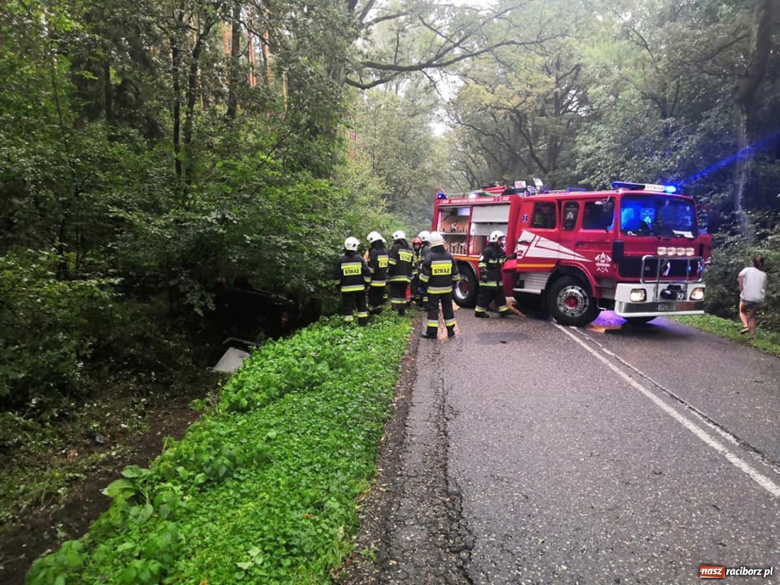 Zdjęcie w galerii na portalu naszraciborz.pl: Raport 998. Dachowanie i walka ze skutkami ulewy, czyli poniedziałek raciborskich strażaków wiadomości z regionu