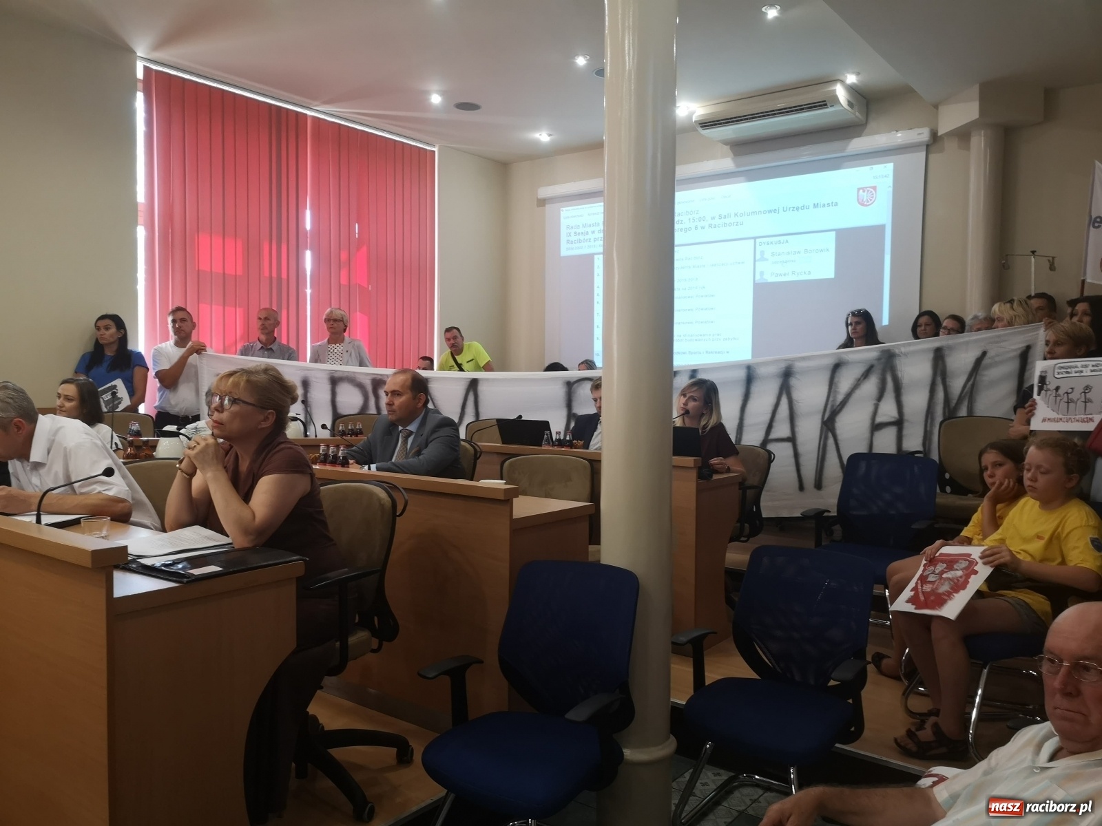 Zdjęcie w galerii na portalu naszraciborz.pl: Koalicja w mieście wykiwana w grze o SP 15. Posłanka Lenartowicz zabrała głos w imieniu rodziców  wiadomości z regionu