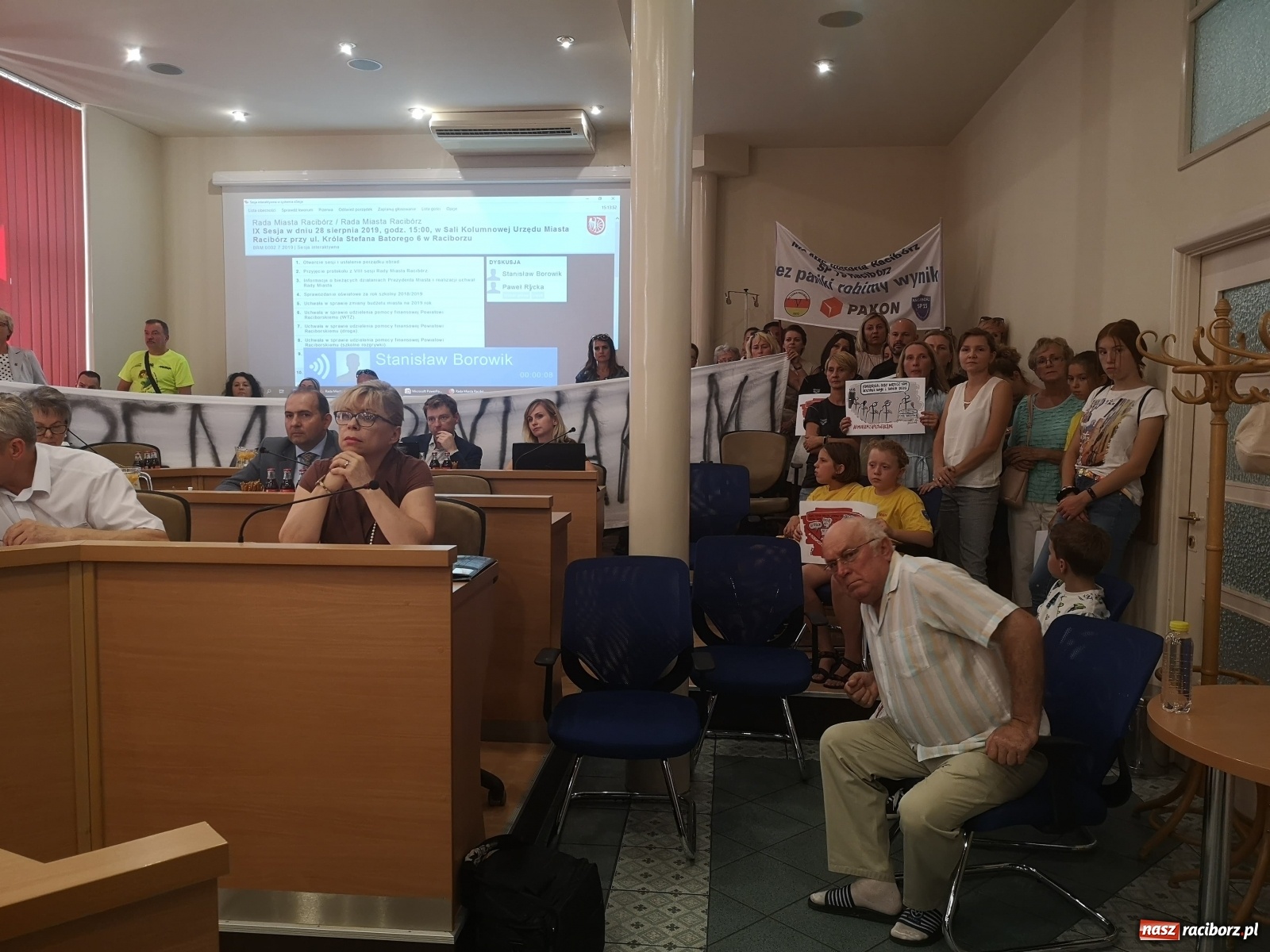 Zdjęcie w galerii na portalu naszraciborz.pl: Koalicja w mieście wykiwana w grze o SP 15. Posłanka Lenartowicz zabrała głos w imieniu rodziców  wiadomości z regionu