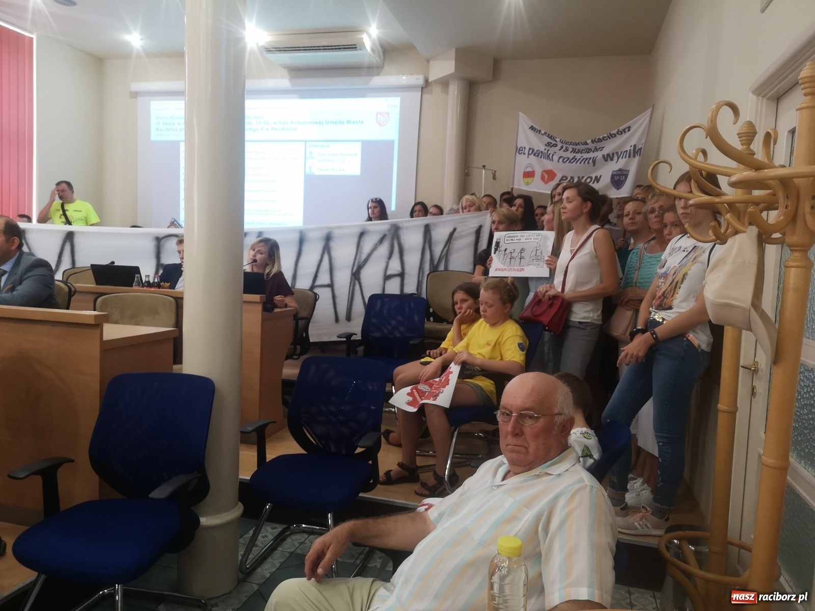 Zdjęcie w galerii na portalu naszraciborz.pl: Koalicja w mieście wykiwana w grze o SP 15. Posłanka Lenartowicz zabrała głos w imieniu rodziców  wiadomości z regionu