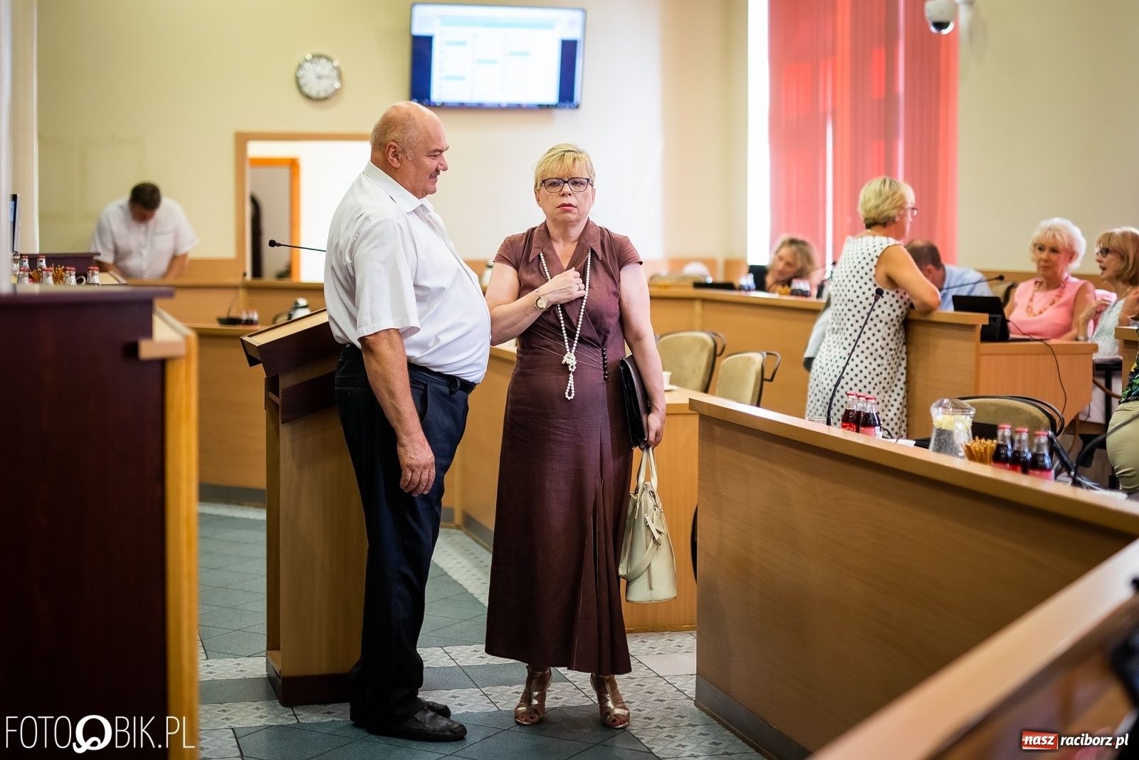 Zdjęcie w galerii na portalu naszraciborz.pl: Rodzice przyszli na sesję, ale długo poczekają [LIVE] wiadomości z regionu