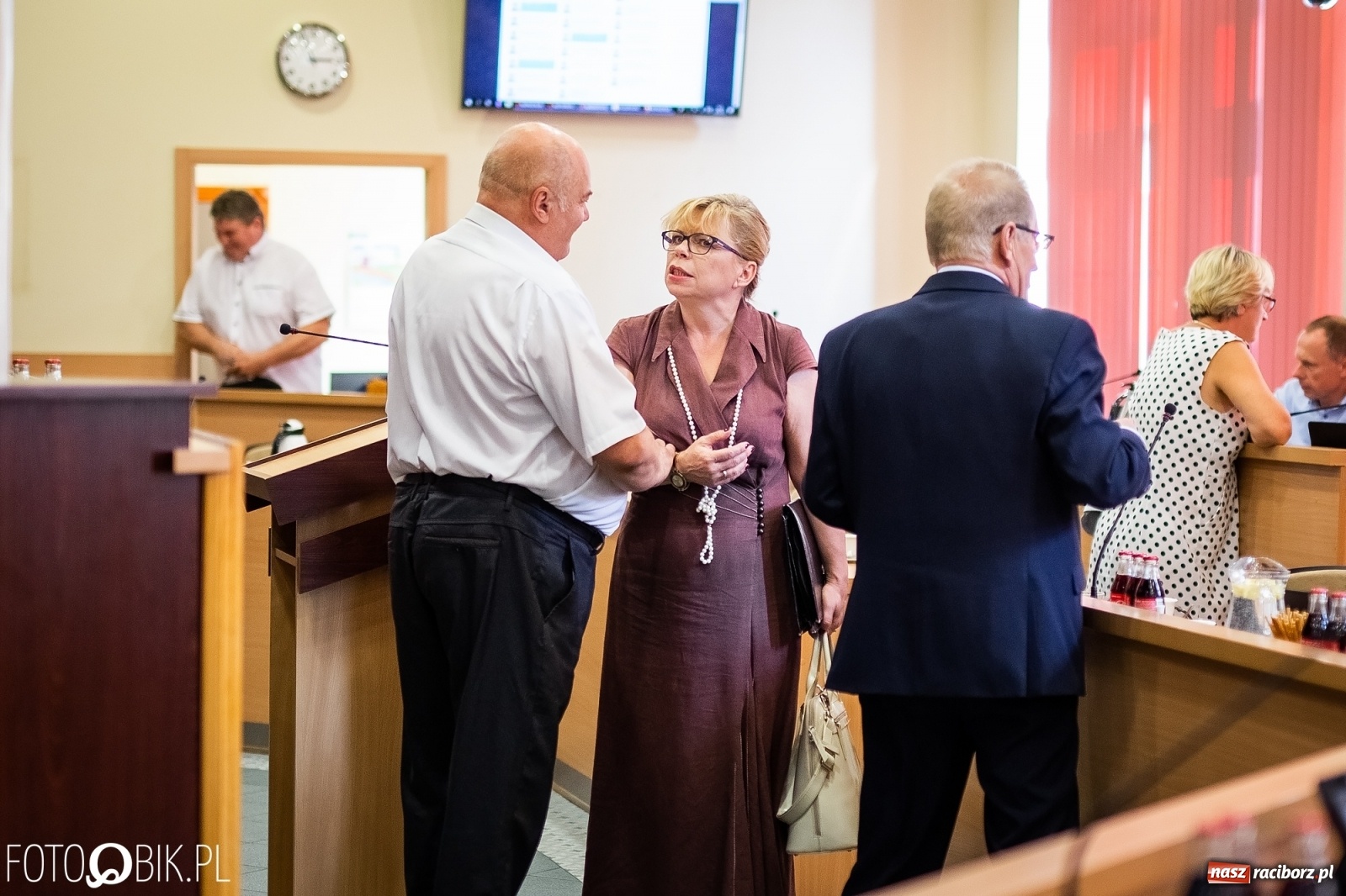 Zdjęcie w galerii na portalu naszraciborz.pl: Rodzice przyszli na sesję, ale długo poczekają [LIVE] wiadomości z regionu