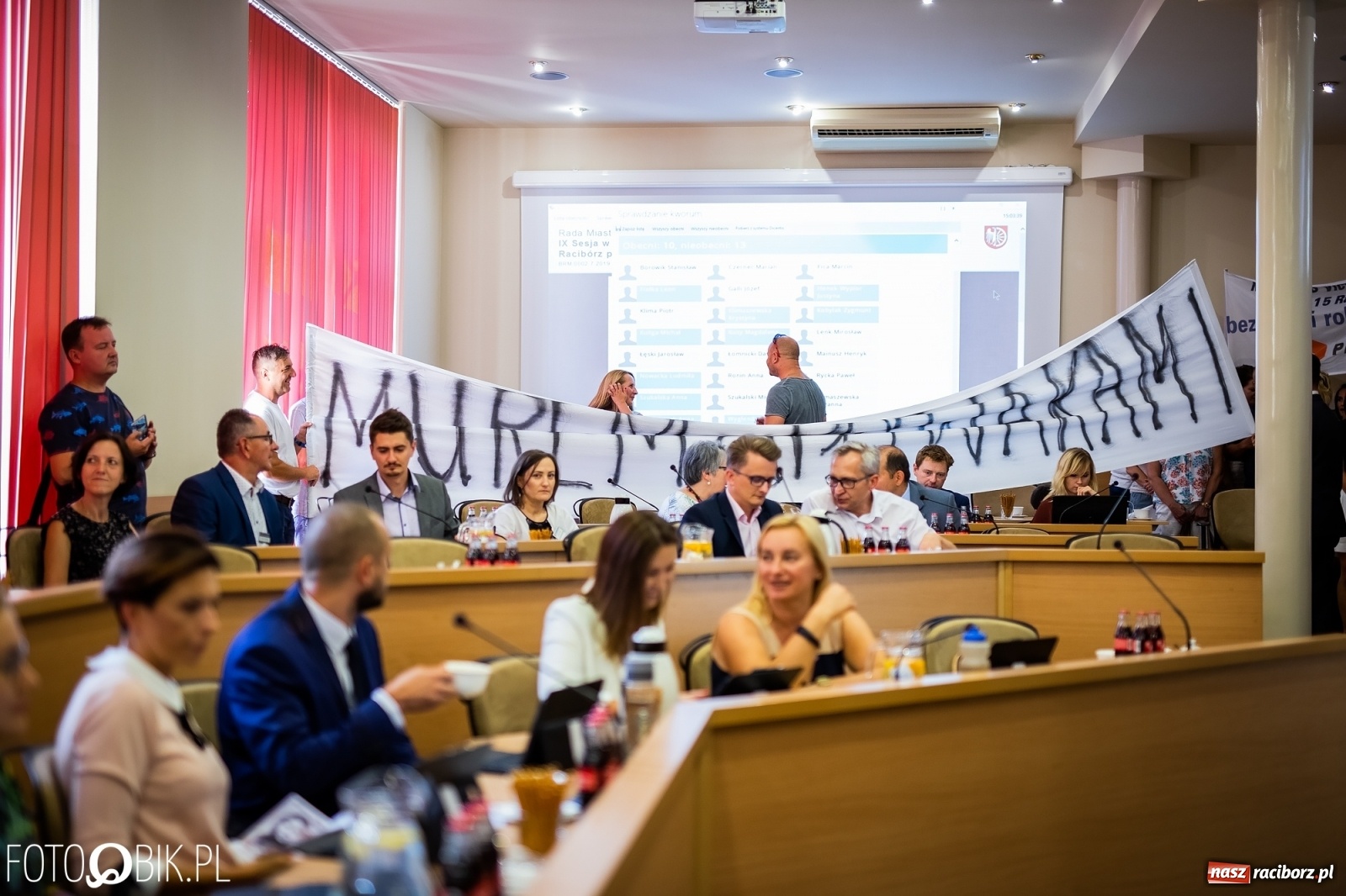 Zdjęcie w galerii na portalu naszraciborz.pl: Rodzice przyszli na sesję, ale długo poczekają [LIVE] wiadomości z regionu